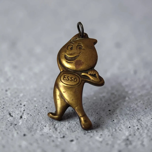 Llavero Antiguo Gota Esso Boy Bronce Automobilia Original Dorado Oscuro, foto 2